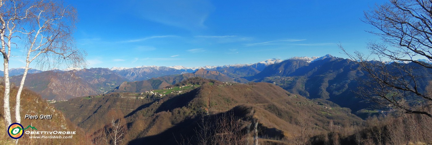 11 Vista panoramica verso Val Brembana, Val Serina e Alben salendo in Corna Bianca .jpg